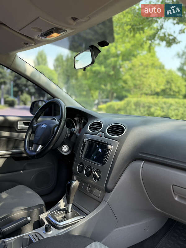 Хэтчбек Ford Focus 2011 в Обухове