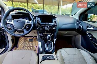 Хэтчбек Ford Focus 2012 в 