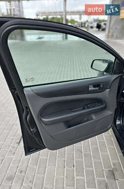Хэтчбек Ford Focus 2005 в 