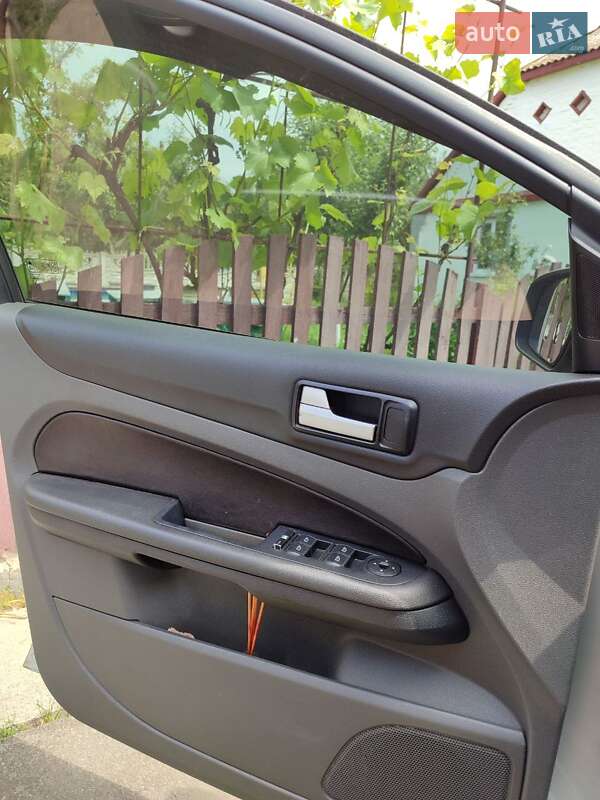 Хэтчбек Ford Focus 2005 в Чуднове