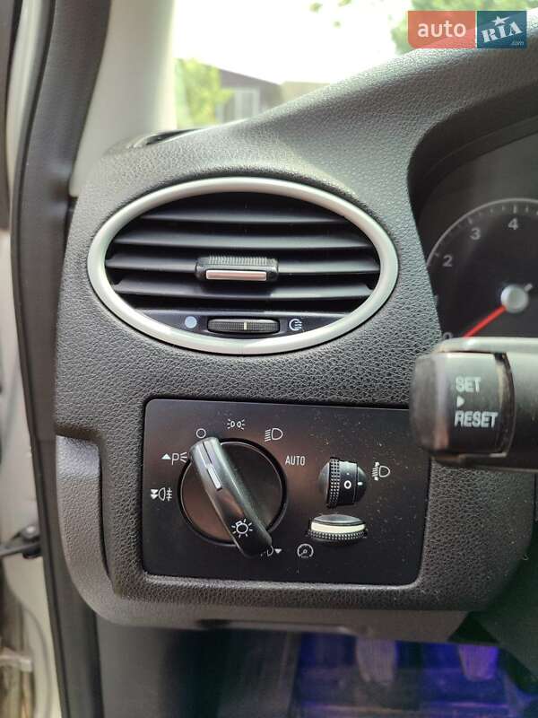 Хэтчбек Ford Focus 2005 в Чуднове