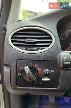 Хэтчбек Ford Focus 2005 в 