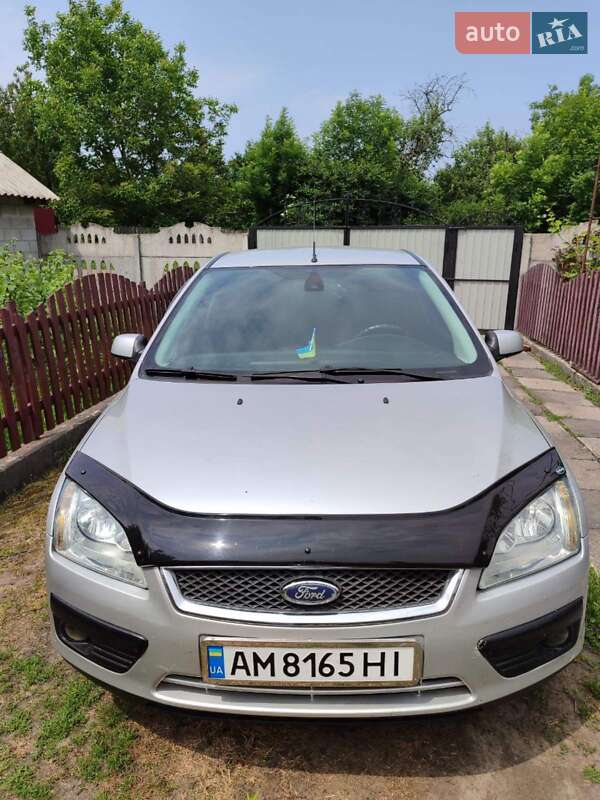 Хэтчбек Ford Focus 2005 в Чуднове