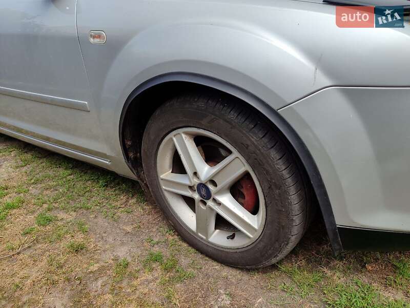 Хэтчбек Ford Focus 2005 в Чуднове