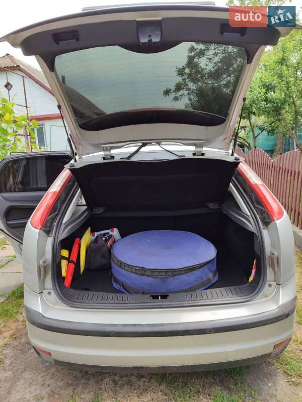 Хэтчбек Ford Focus 2005 в Чуднове