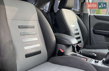 Хэтчбек Ford Focus 2011 в 