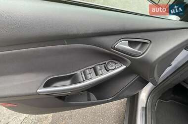 Хэтчбек Ford Focus 2012 в 