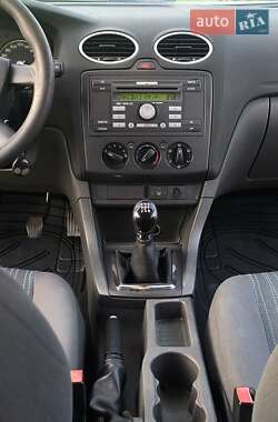 Хэтчбек Ford Focus 2005 в 