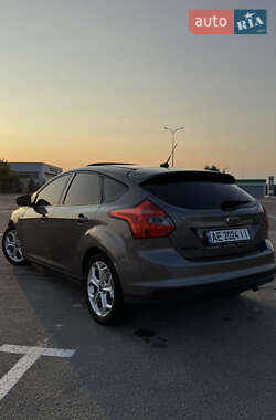 Хэтчбек Ford Focus 2011 в 