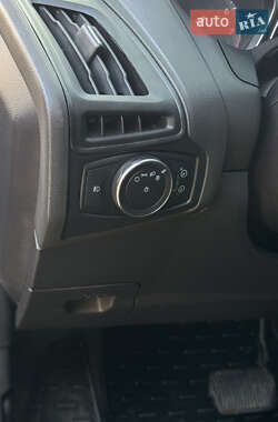 Хэтчбек Ford Focus 2011 в 