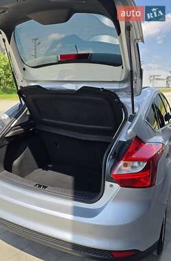 Хэтчбек Ford Focus 2011 в 