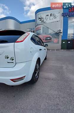 Хэтчбек Ford Focus 2011 в 