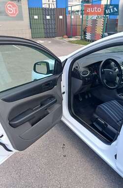 Хэтчбек Ford Focus 2011 в 