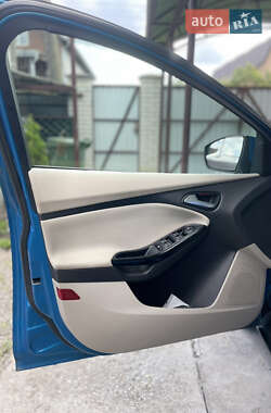 Хэтчбек Ford Focus 2012 в 