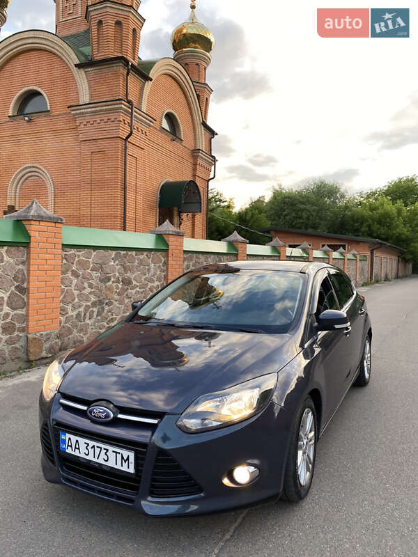 Хэтчбек Ford Focus 2012 в 