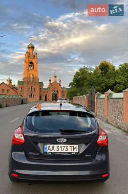 Хэтчбек Ford Focus 2012 в 