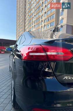 Седан Ford Focus 2015 в 