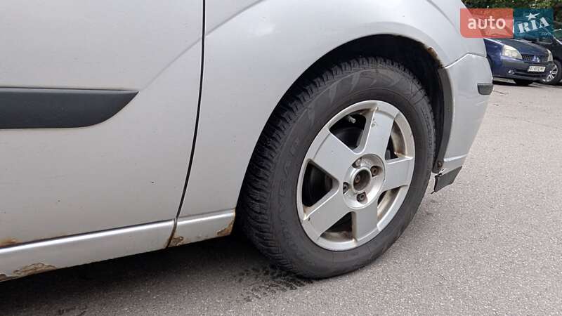 Универсал Ford Focus 2004 в Вишневом фото 9 Универсал Ford Focus 2004 в Вишневом