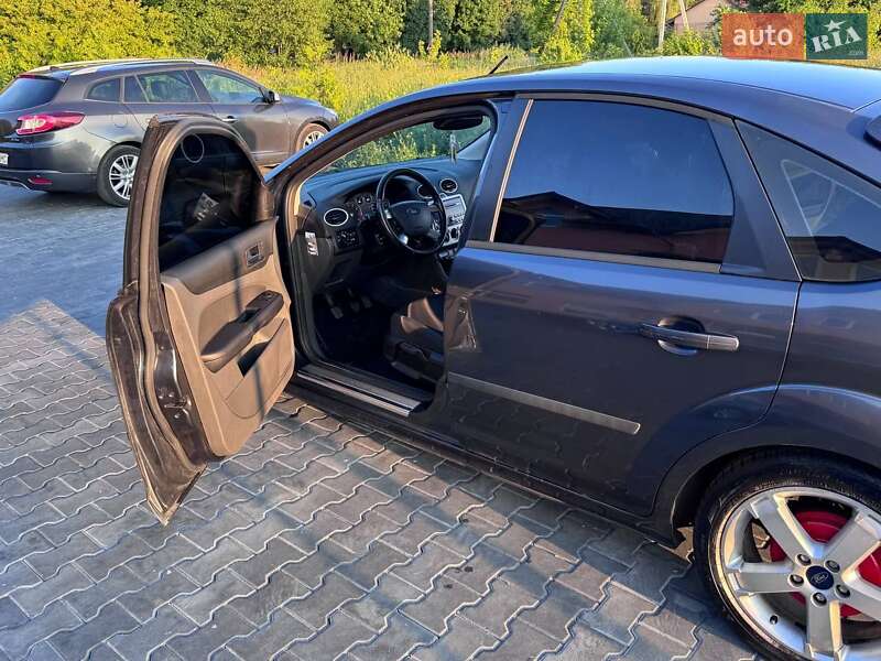 Хэтчбек Ford Focus 2006 в Городке
