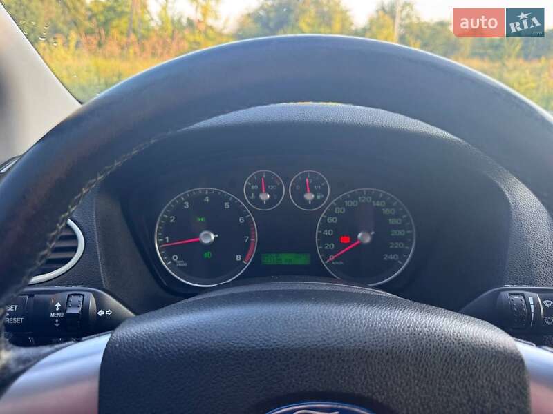 Хэтчбек Ford Focus 2006 в Городке