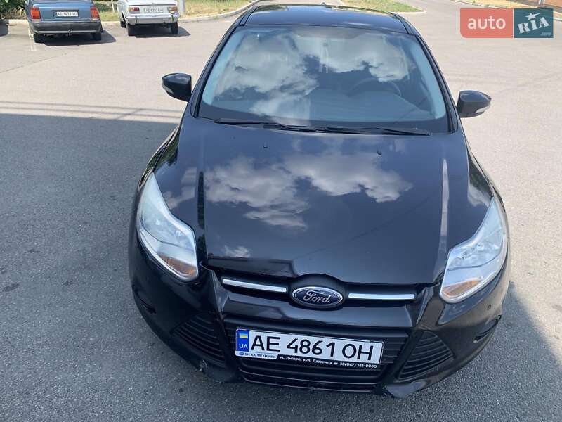 Хэтчбек Ford Focus 2012 в 