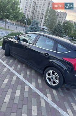 Хэтчбек Ford Focus 2011 в 