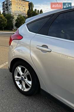 Хэтчбек Ford Focus 2012 в 