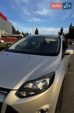 Хэтчбек Ford Focus 2012 в 