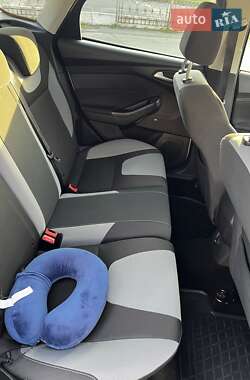 Хэтчбек Ford Focus 2012 в 