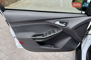 Хэтчбек Ford Focus 2012 в 