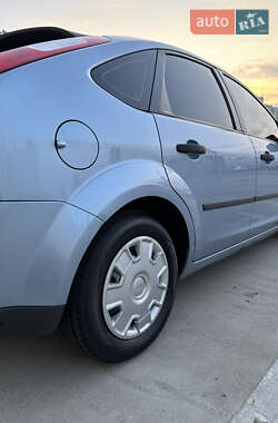 Хэтчбек Ford Focus 2005 в 