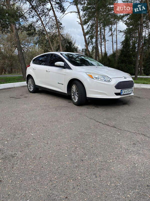 Хэтчбек Ford Focus 2012 в 