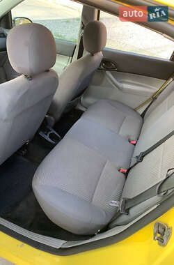 Хэтчбек Ford Focus 2004 в 