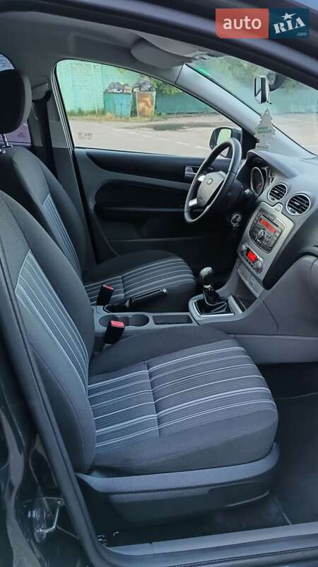 Хэтчбек Ford Focus 2008 в Дубно