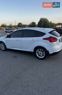 Хэтчбек Ford Focus 2015 в 