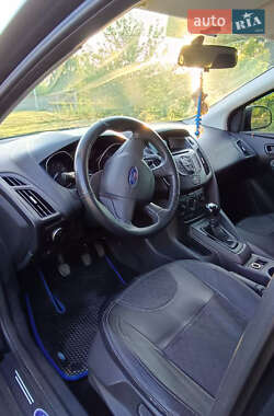 Хэтчбек Ford Focus 2012 в 