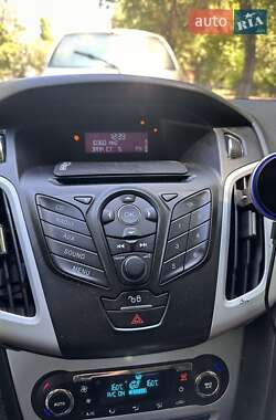 Хетчбек Ford Focus 2012 в 