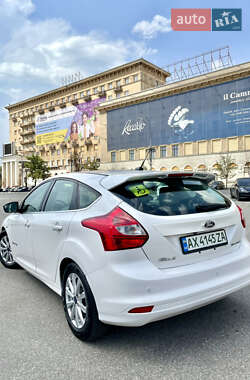 Хэтчбек Ford Focus 2012 в 