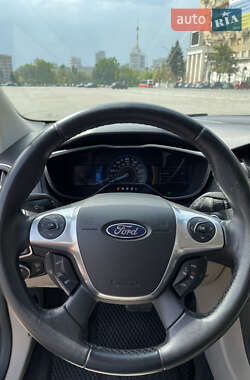 Хэтчбек Ford Focus 2012 в 
