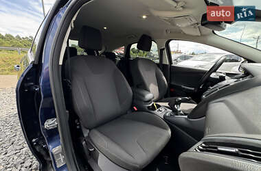 Хэтчбек Ford Focus 2011 в 