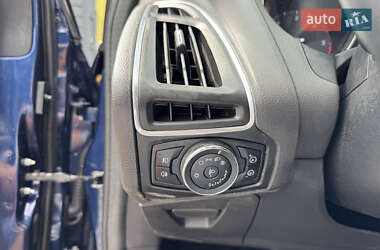Хэтчбек Ford Focus 2011 в 