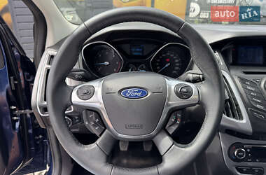 Хэтчбек Ford Focus 2011 в 