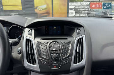 Хэтчбек Ford Focus 2011 в 