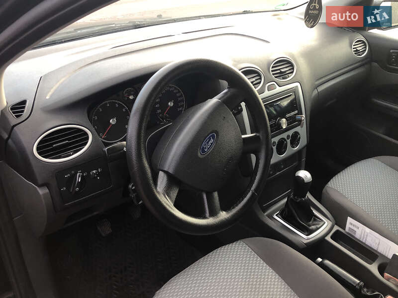Хэтчбек Ford Focus 2006 в Сарнах