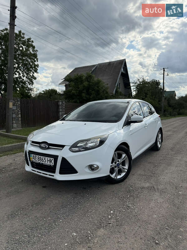 Хэтчбек Ford Focus 2012 в 