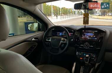 Хэтчбек Ford Focus 2012 в 