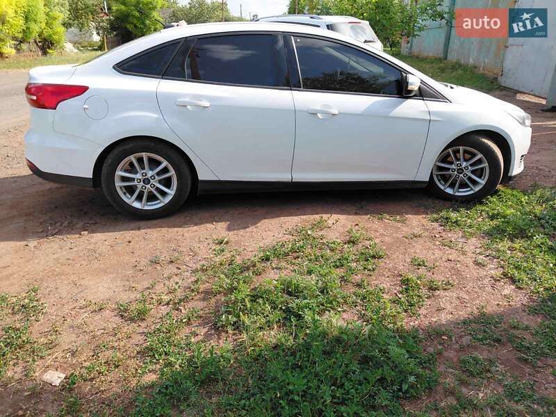 Седан Ford Focus 2015 в П'ятихатках