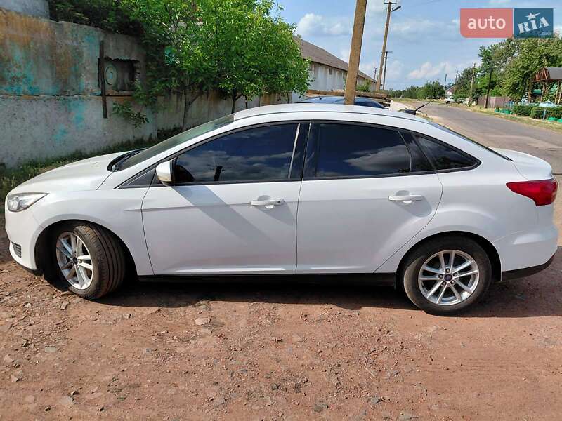 Седан Ford Focus 2015 в П'ятихатках
