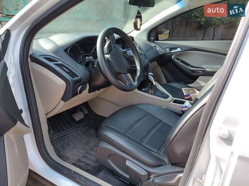 Седан Ford Focus 2015 в П'ятихатках