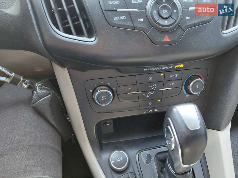 Седан Ford Focus 2015 в П'ятихатках
